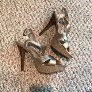 NWT 9&CO gold heels